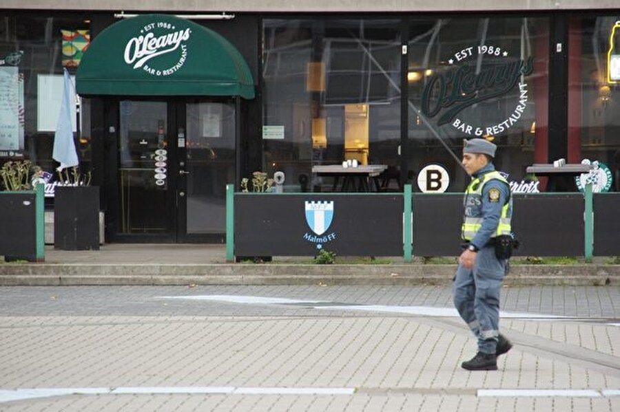 İsveç yerel polisi, stat çevresinde sıkı kontrollerini sürdürüyor.