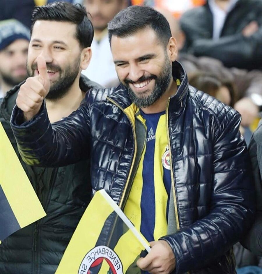 Alişan, Fenerbahçe'yi desteklemek için Ülker Stadyumu'nda tribünlerdeki yerini almış.