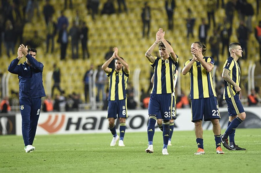 Fenerbahçeli taraftarlar maç sonunda kendilerini 90 dakika boyunca destekleyen taraftarlara alkışla teşekkür ediyor.