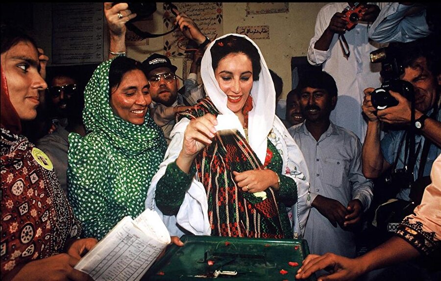 Ziya ül-Hak'ın ölümünün ardından yapılan seçimleri Zülfikar Ali Butto'nun kızı Benazir Butto kazandı.