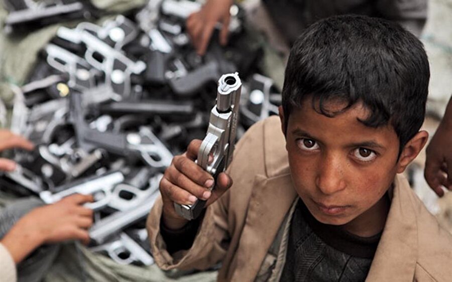 Yemen'de çocuklar bile, silaha oldukça düşkün.