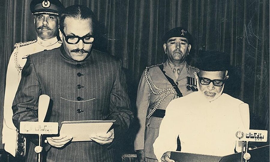 1980'de Devlet Başkanı olan Ziya ül-Hak kamuoyu önünde yeminini okuyor.