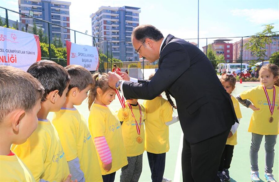 Özel sporculara madalyaları takdim edilirken.