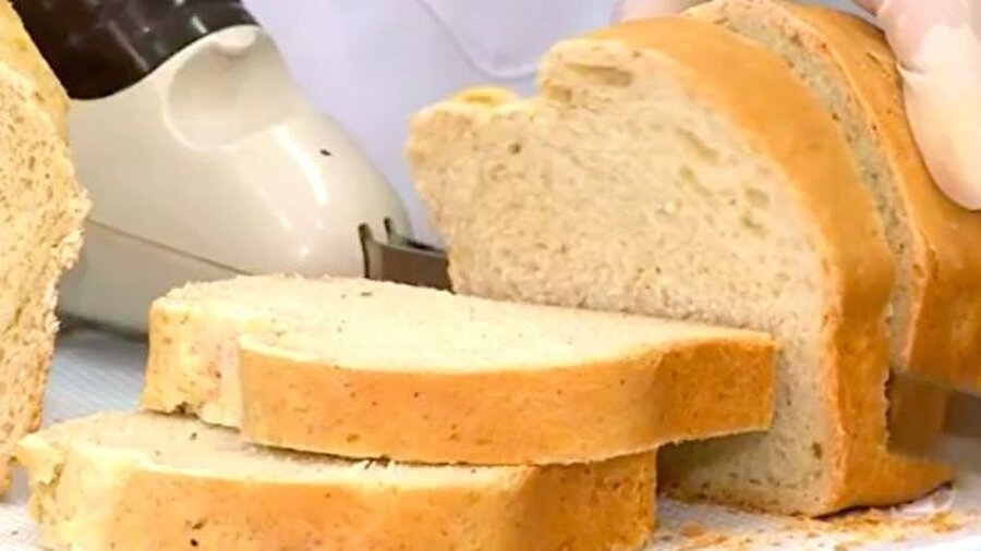 Böcekten üretilen ekmeğin dış görüntüsü normal ekmekten farksız görünüyor.