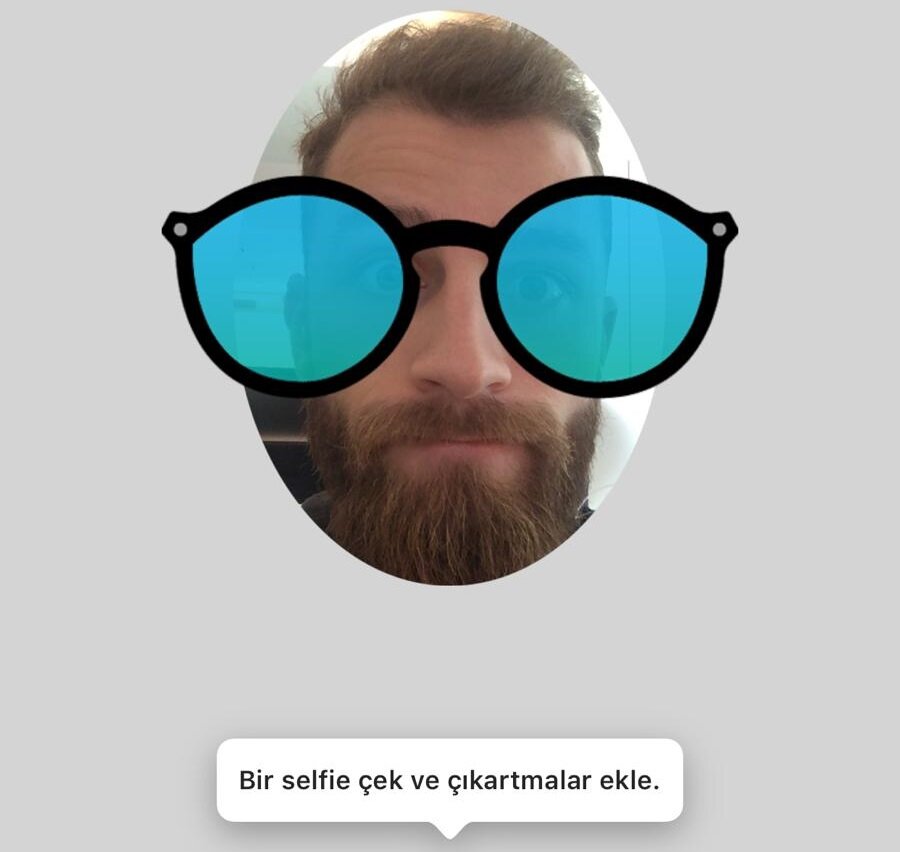Nametag oluştururken selfie modunda çekilen fotoğraflar görselin arka planına dahil edilebiliyor. 