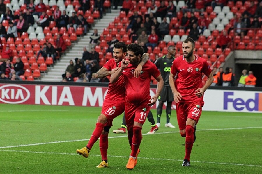 Akhisarspor, Avrupa kupalarında attığı ilk golün sevincini böyle yaşadı.