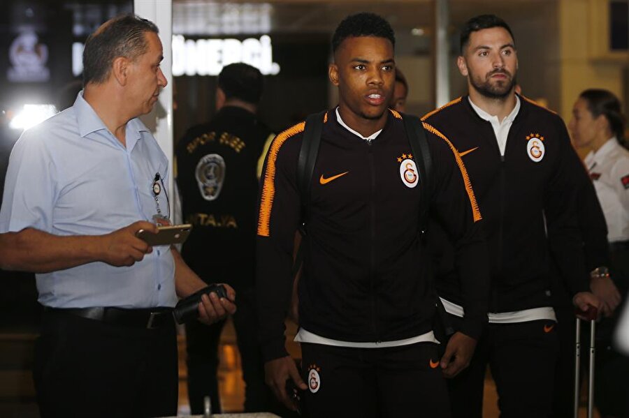 Garry Rodrigues ve Sinan Gümüş Antalya havalimanında taraftarın yoğun ilgisiyle karşılaştı.