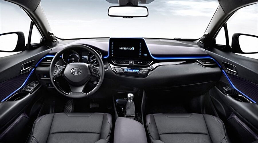 Toyota C-HR Hybrid'in iç tasarımı klasik Toyota görünümünden izler taşıyor. 