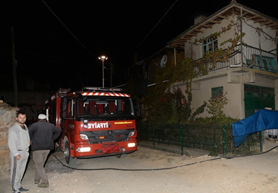 Yangına müdahale eden itfaiyeye köylüler yardım etti.