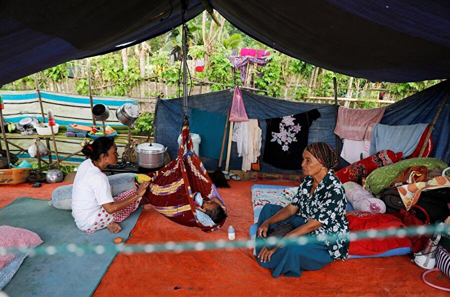 Evlerinden mahrum kalan Endonezya halkı, parklarda kurdukları sığınaklarda yaşıyor.