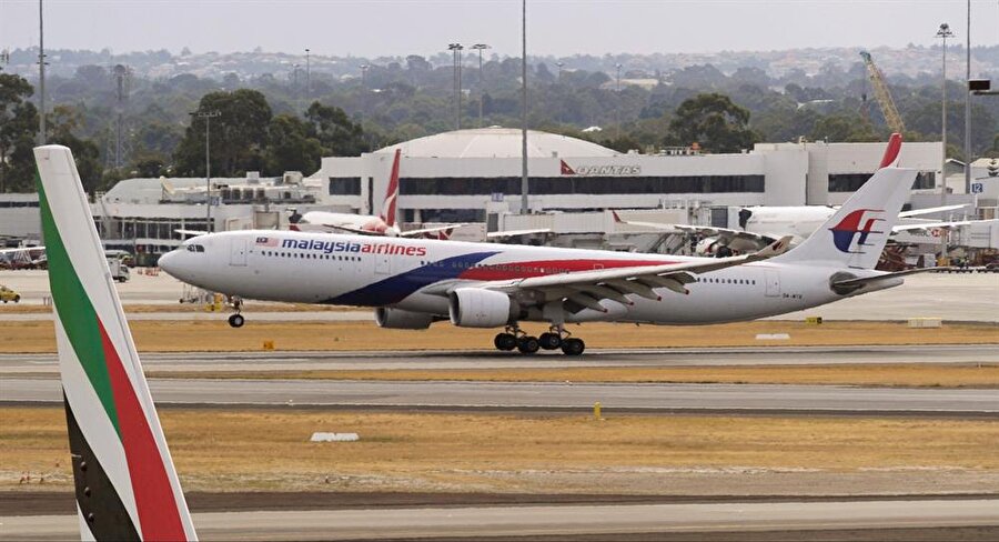 Malezya Hava Yolları'na ait bir uçak kalkışa hazırlanıyor.