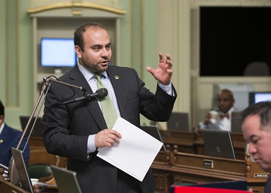 Adrin Nazarian, Eyalet Temsilciler Meclisi üyesi olarak görev alıyor. 