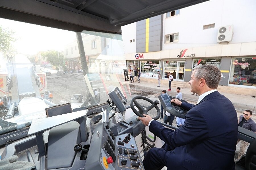 Şahinbey Belediye Başkanı Mehmet Tahmazoğlu, asfalt freze makinesi alındığında deneme sürüşü gerçekleştirmişti.