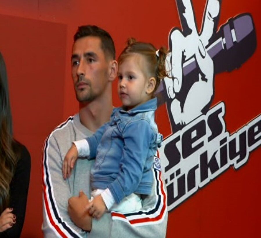 Kasımpaşalı futbolcu Sadiku eşini desteklemek amaçlı stüdyoda kızıyla birlikte yer aldı.