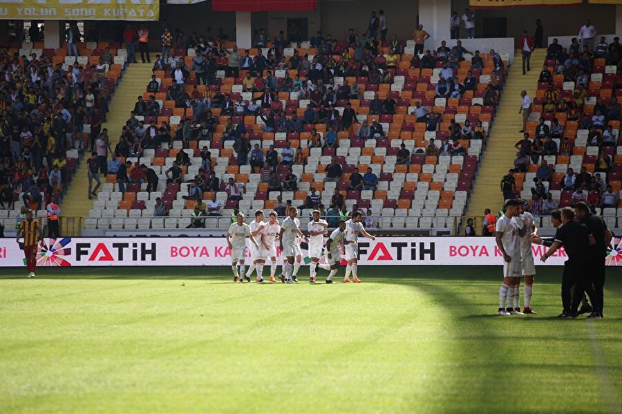 Evkur Yeni Malatyasporlu oyuncuların gol sevinci.