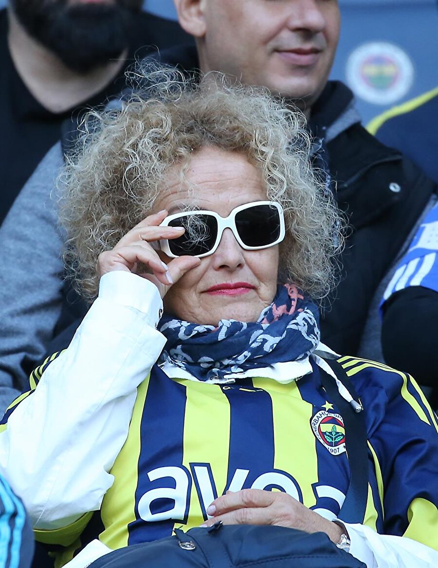 Fenerbahçeli bir taraftar mücadeleyi güneş gözlüğüyle takip ediyor.