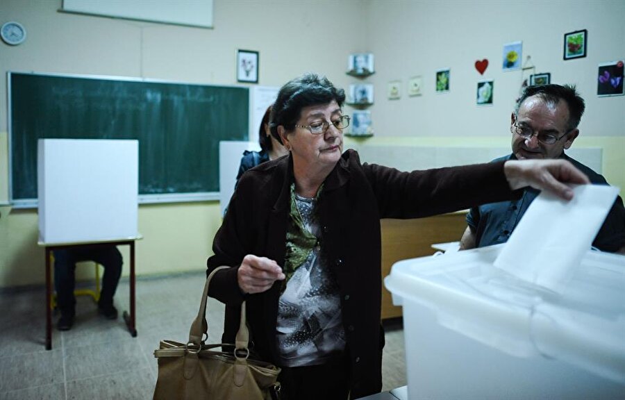 Oy kullanma hakkı bulunan Bosnalılar, günün erken saatlerinden itibaren sandık başına gittiler. (Mustafa Öztürk / AA)