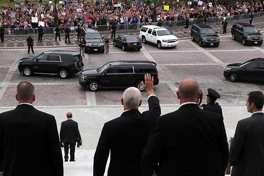 ABD Başkan Yardımcısı Pence, Yargıtay adayı Yargıç Kavanaugh'un Anayasa Mahkemesi üyesi seçildikten sonra harekete geçerken protestoculara yöneldi.