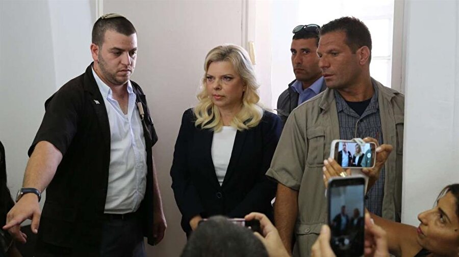 Kudüs'te görülen davada, Sara Netanyahu'nun gergin olduğu gözlendi.