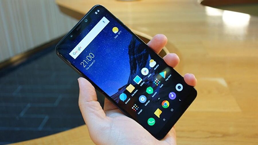 Xiaomi Pocophone F1, optimum seviyede tutulmuş boyutlarıyla da ilgi çekiyor. 