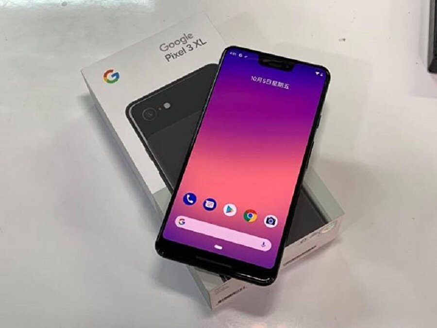 Google Pixel 3 XL'ın sızan görüntülerinden biri de bu. Kutu üzerine telefonun arka yüzeyinin basıldığı görülebiliyor. Ayrıca telefonun 'çentikli ekranla' geleceği de bu fotoğrafla birlikte bir kez daha doğrulanmış oluyor. 