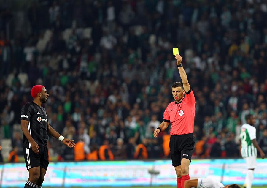 Atiker Konyaspor - Beşiktaş maçında sezonun kart rekoru kırıldı. (13 sarı, 1 kırmızı kart)