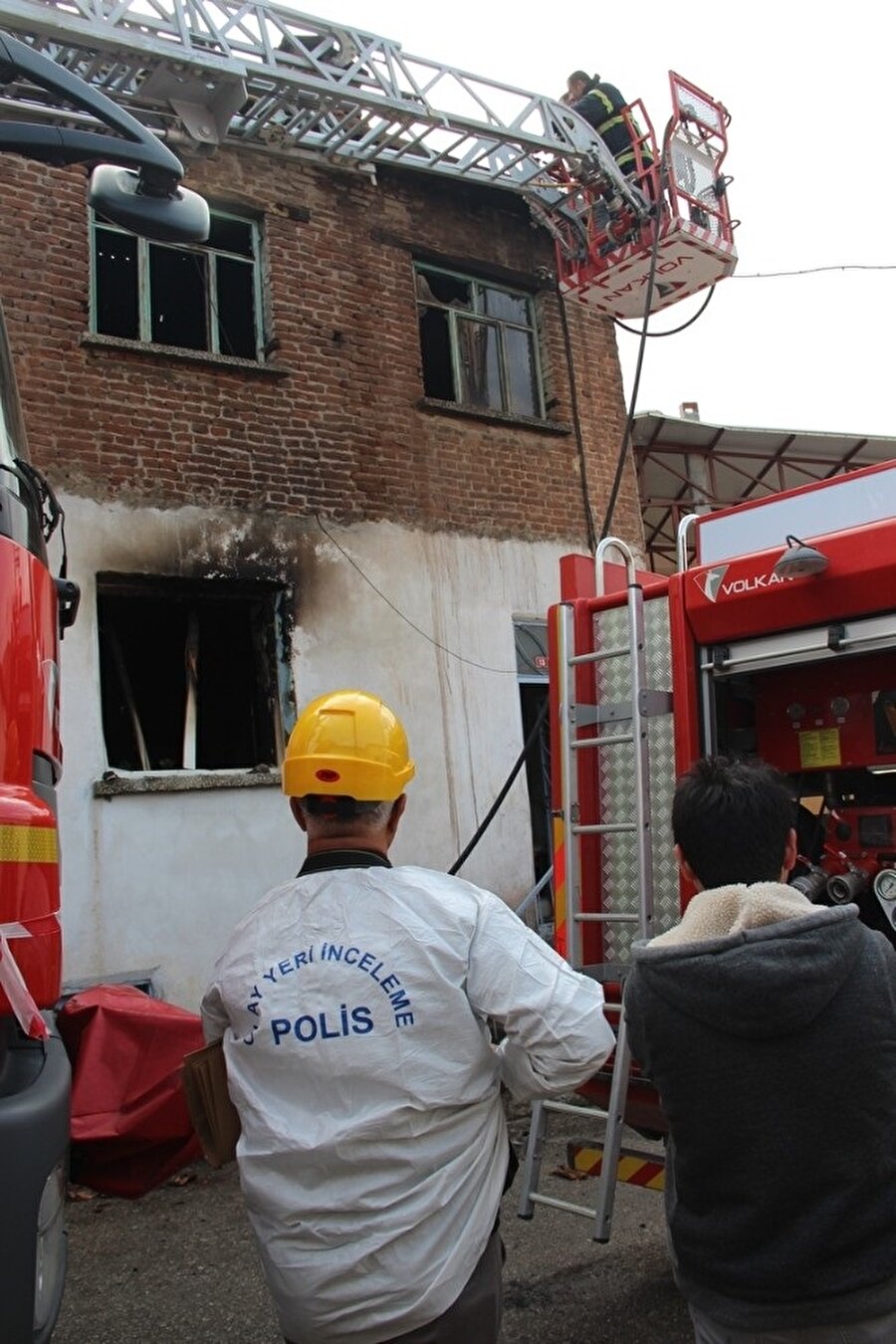 Olay yerine gelen Manisa Büyükşehir Belediyesine bağlı itfaiye ekiplerince yapılan çalışmalarla yangın söndürüldü. 