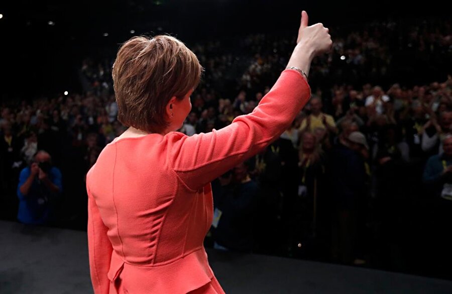 İskoçya Bölgesel Yönetimi Başbakanı Nicola Sturgeon, İskoç Ulusal Partisi'nin Glasgow konferansında konuştuktan sonra konuklar tarafından alkışlandı.