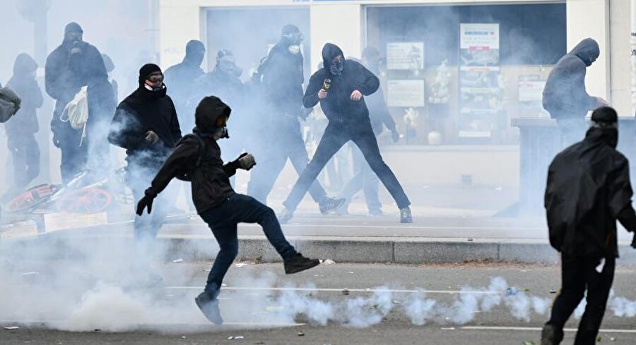 Son gösterilerde 'Black Bloc' mensuplarına karşı gösterilerde çok sayıda gaz bombası kullanıldı.