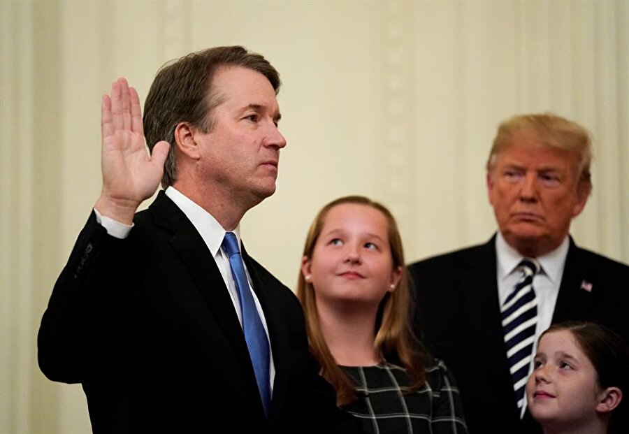 ABD Yüksek Mahkemesi üyeliğine seçilen Brett Kavanaugh’ın yemin törenini kızları Liza ve Margaret de takip etti.