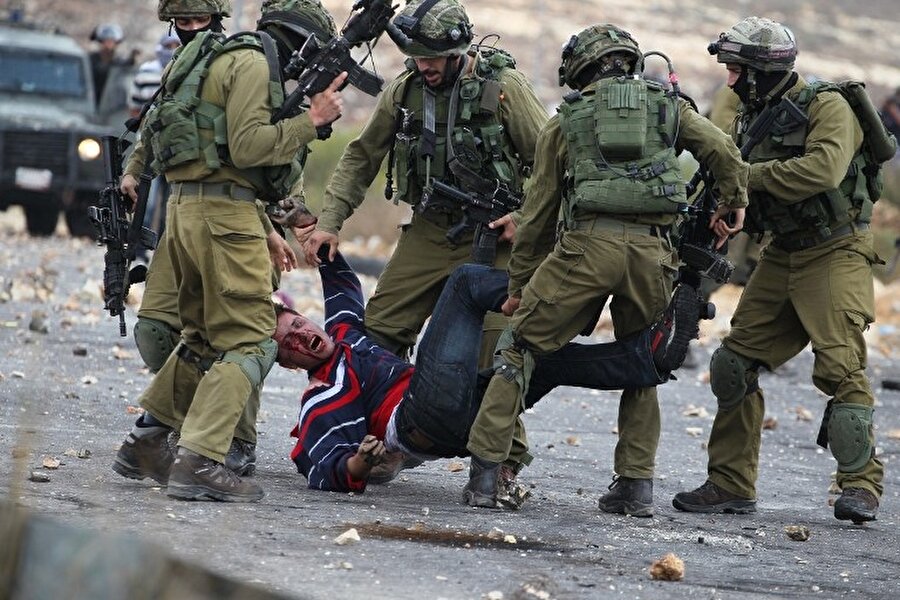 İsrail askerleri, tutuklamalarda özellikle Filistinli gençleri hedef alıyor.