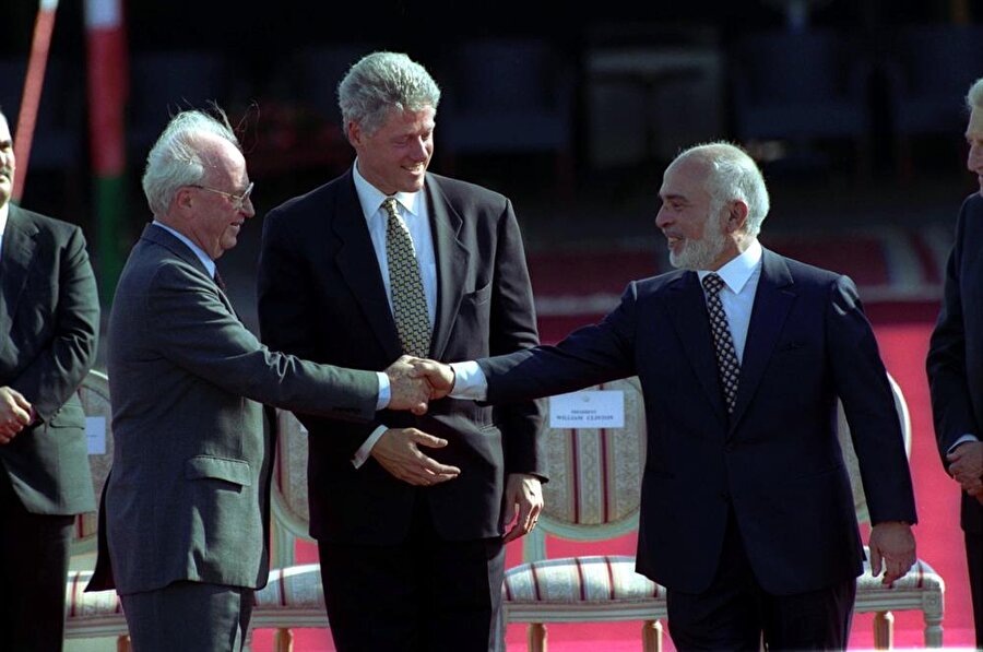 Abdullah'ın babası Hüseyin bin Talal (Sağda), İsrail Başbakanı Yitzhak Rabin'le (Solda) birlikte Washington Bildirgesi'ne imza atmış ve devamındaki süreçte İsrail'i resmen tanımıştı.