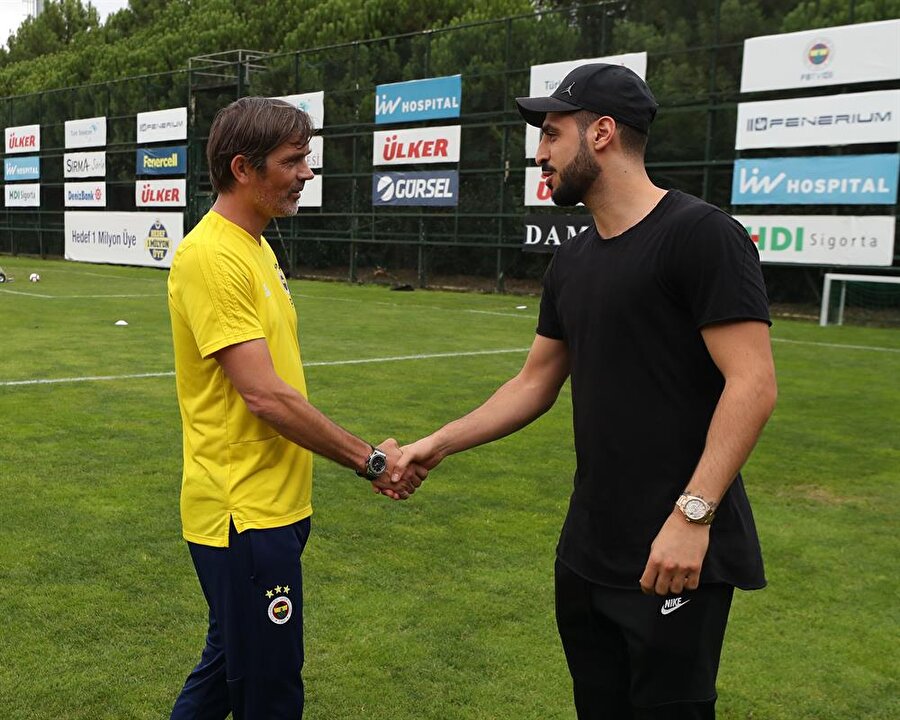 Phillip Cocu, Almanya'dan dönen Tolga Ciğerci ile sohbet ederken.