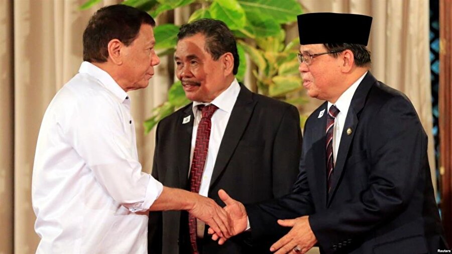 Gerçekleştirilen Moro müzakereleri sırasında Filipinler Devlet Başkanı Rodrigo Duterte (solda), MILF lider Hacı Murad İbrahim (sağda) ve Muhacir İkbal (ortada) bir arada.