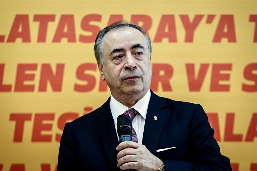 Galatasaray Spor Kulübü Başkanı Mustafa Cengiz, imza töreninde basın mensuplarına açıklamalarda bulundu.