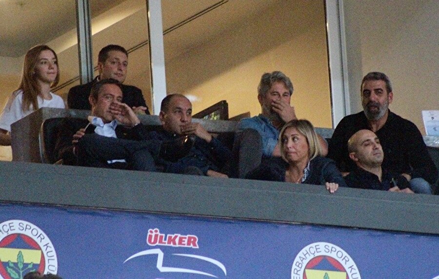 Fenerbahçe Başkanı Ali Koç, Medipol Başakşehir maçını lobisinden izliyor.
