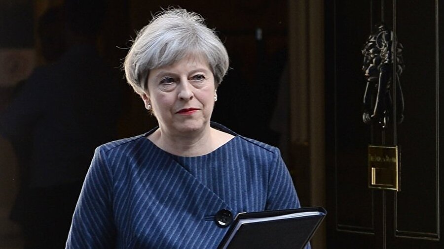 İngiltere Başbakanı Teresa May yaptığı konuşmada sorunun adaletsizlikten kaynaklandığını olduğunu söyledi.