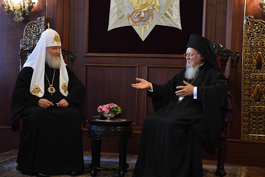 Rusya Ortodoks Kilisesi Patriği Kirill (solda), Fener Rum Patriği Bartholomeos'la (sağda) Balat'taki Fener Rum Patrikhanesi'nde görüştü.