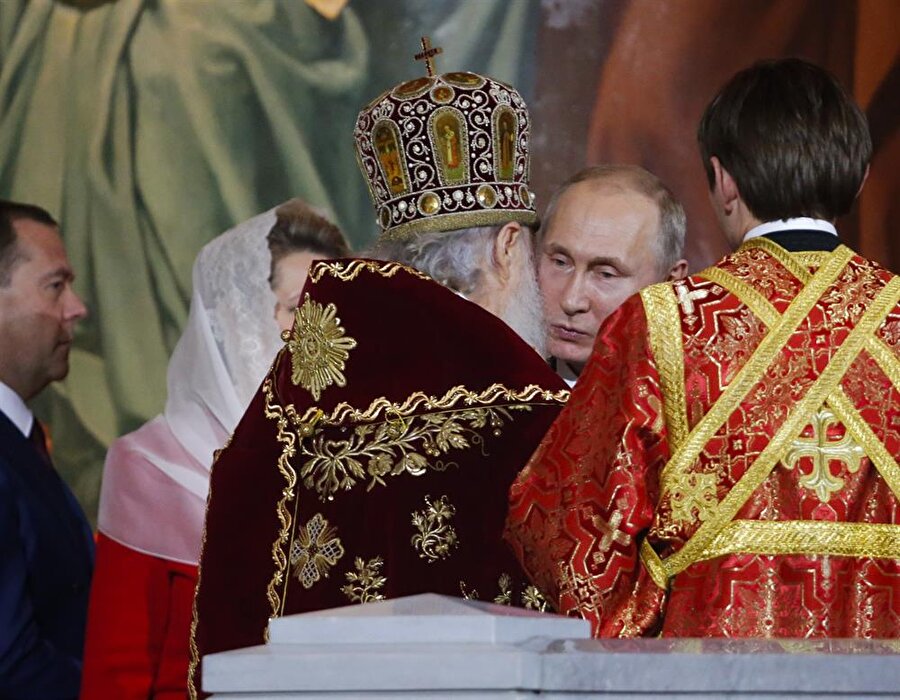 Paskalya Bayramı Rus Ortodoks kiliseleri Patriği Kirill'in yönettiği törene Rusya Devlet Başkanı Vladimir Putin ve Başbakan Dmitriy Medvedev katıldı.