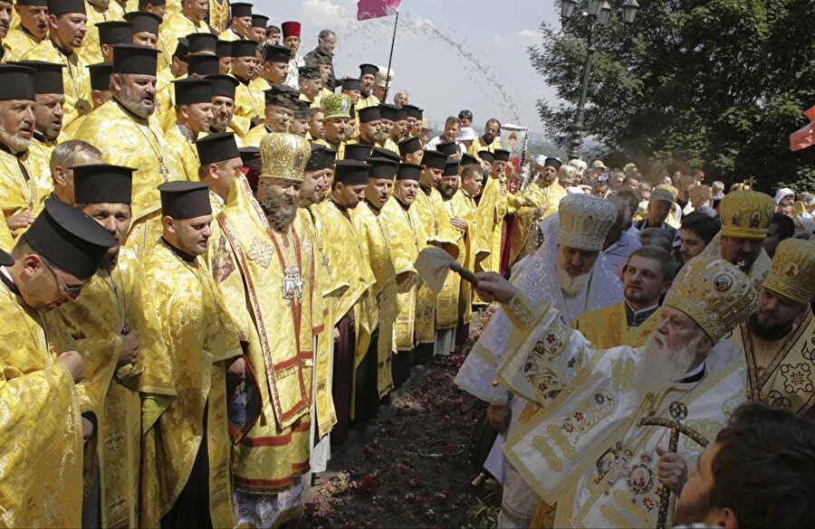 Kiev Rus Devleti'nin vaftiz edilmesinin 1026'ıncı yıldönümü dolayısı ile Kiev kentinde bulunan St Volodymyr Katedrali'nde, Ukrayna Ortodoks Kilisesi Kiev Patrikhanesi Başpsikoposu Filaret'in de katılımıyla dini tören düzenlenmişti. 