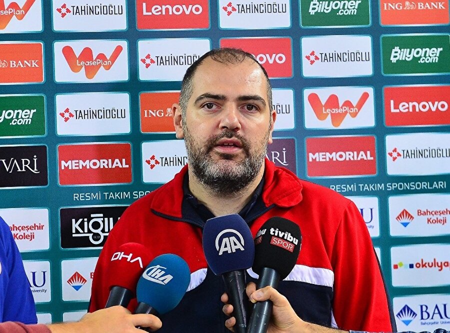 Bahçeşehir Koleji Basketbol Takımı Başantrenörü Stefanos Dedas, basın mensuplarının sorularını yanıtlarken.