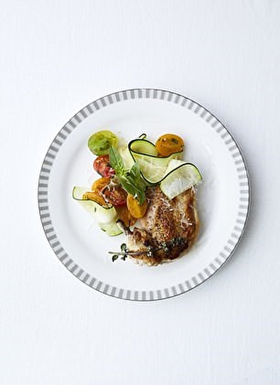 Uçuş seferi için 'Beslenme odaklı' menüler olarak tanımlanan 'wellness' markası Canyon Ranch ile ortaklık kuruldu. Menüde kurutulmuş tavuk ve kabak makarna kesilmiş kabak, parmesan, kızarmış domates, limon salata sosu ve fesleğen yer alıyor.
