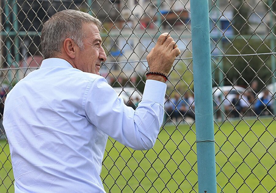 Ahmet Ağaoğlu, tellerin ardında idmanı seyrederken.