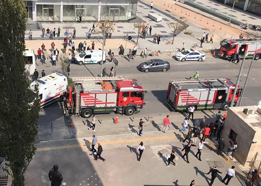 İzmir İtfaiyesi gaz sıkışmasından kaynaklanabilecek bir patlamaya karşı önlem alıyor.