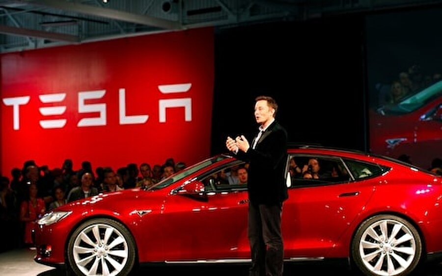 Kurucusu olarak çalıştığı Tesla'daki CEO'luk görevini bırakacak olan Musk, Yönetim Kurulu Başkanlığı'na devam edecek... 