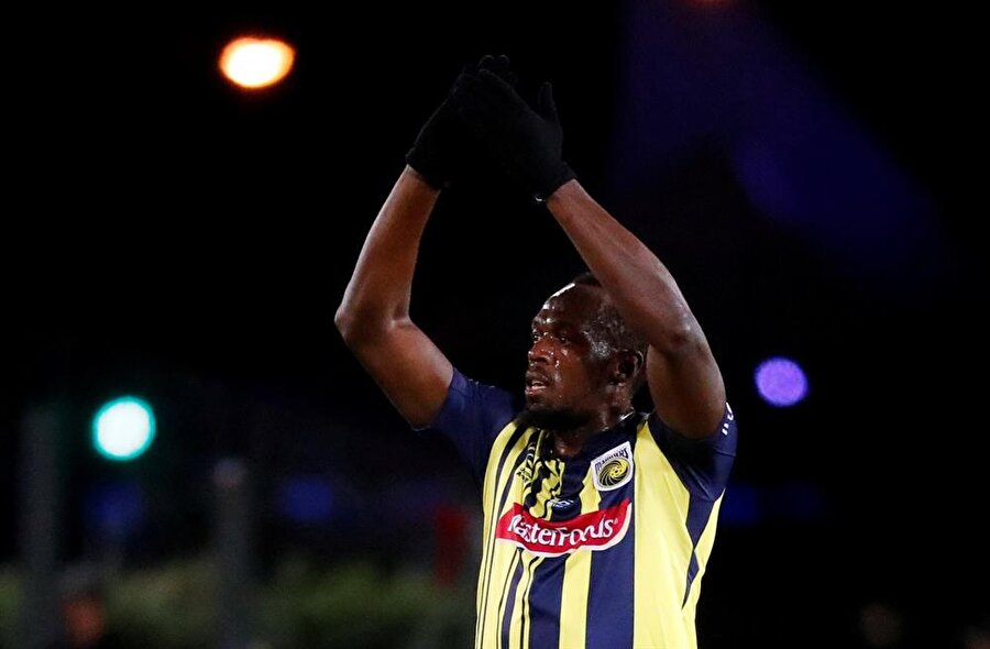 Usain Bolt Central Coast Mariners taraftarlarını selamlarken.