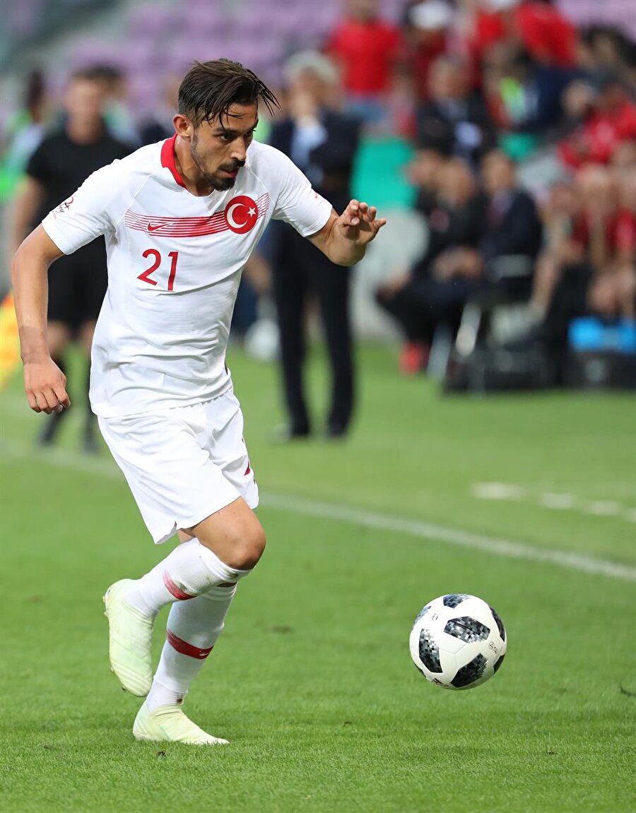 İrfan Can Kahveci, A Milli Takım formasıyla top sürerken.