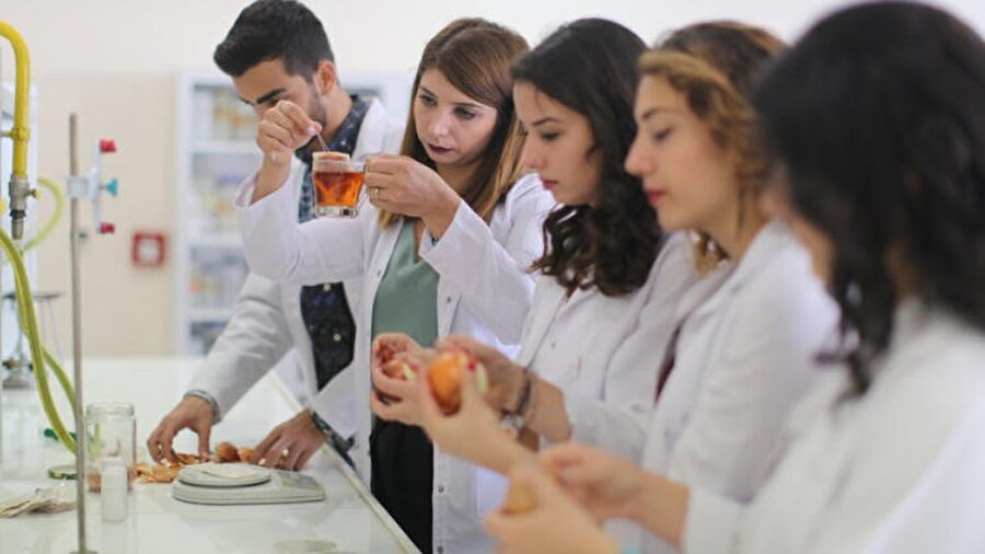 Gaziantep Üniversitesi öğrencileri, soğan-çay ilişkisini optimum seviyede tutarak fayda sağlamayı başarıyor. 