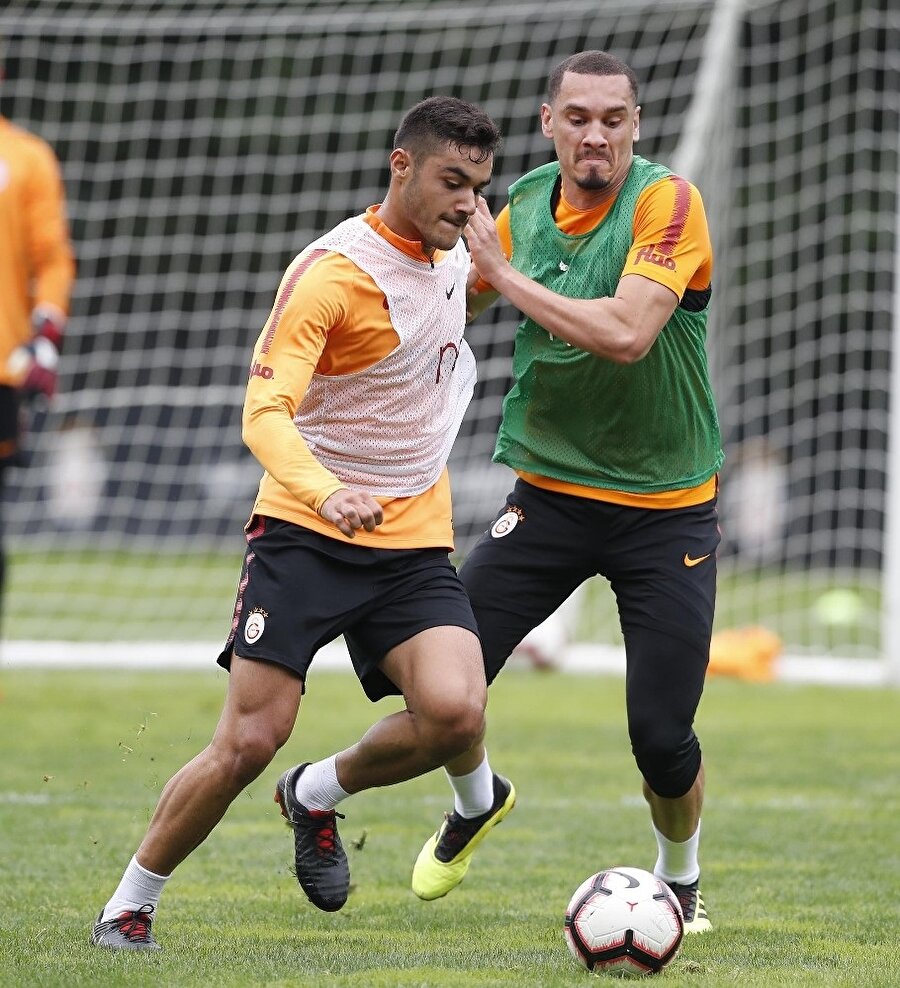 Galatasaray idmanında Maicon ve Ozan Kabak, ikili mücadeleye girerken.