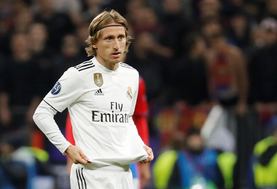 Luka Modric, Real Madrid forması ile maç esnasında formasını düzeltirken.